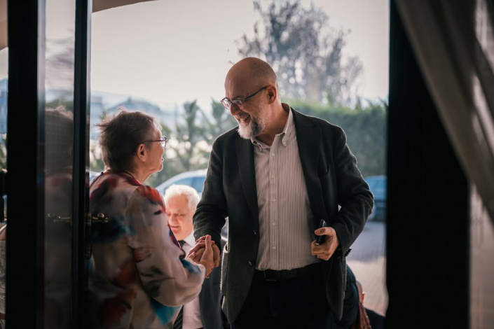 A Kárpát-medencei nyugdíjastalálkozón népes fogadóórát tartottunk – és meghallgattuk időseinket. Nyugdíjak értékállósága. Infláció. A bírák és ügyészek speciális nyugdíjainak igazságtalansága. Megszorítások. Kedvezmények.
Ezek azok a kérdések, amelyekre választ várnak – és amelyekben az RMDSZ az ő érdekeiket képviseli.
Most is mindent feljegyeztünk. A nyugdíjasok, szépkorúak számíthatnak ránk! 💚