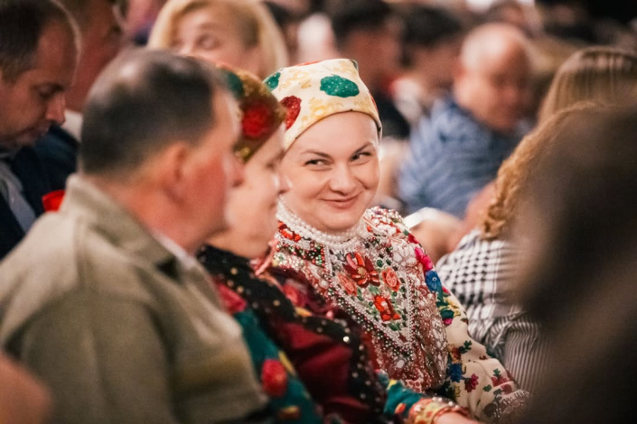 Kalotaszegi viseletben jöttek el megnézni a róluk szóló 𝑀𝑎𝑔𝑦𝑎𝑟 𝑚𝑒𝑛𝑦𝑒𝑔𝑧𝑜̋𝑡 fiatal nők és asszonyok, gyönyörűen, méltósággal. A jövő mindig bizonytalan. De az a közösség, amely életben tartja a gyökereit, nem kényszerül félni. Mert otthon van a világban! 💚