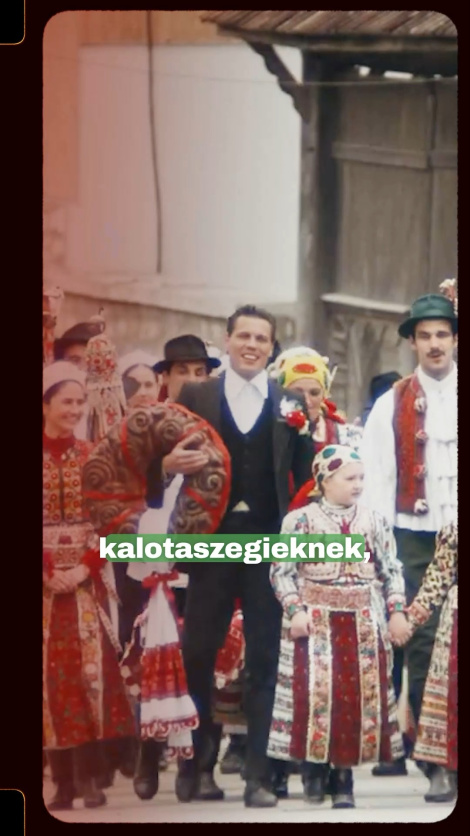 Kalotaszeg beköltözött Kolozsvárra. 💚
Teltház előtt néztük meg a Magyar menyegzőt.