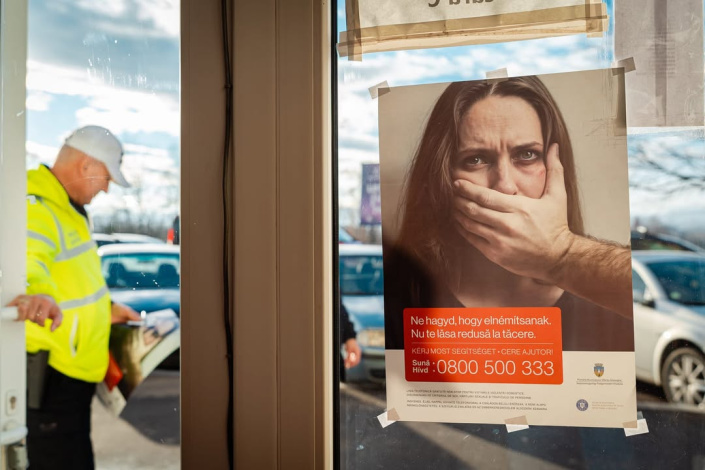 Magyarul is segítséget kérhetnek a családon belüli erőszak áldozatai. Azt szeretnénk, hogy minél többen tudják: nincs egyedül az, akit bántanak. November 25-re, a nők elleni erőszak megszüntetésének világnapjára készülve Erdély-szerte plakátokon hívjuk fel a figyelmet arra a zöld számra (☎️ 0800 500 333), ahol magyar nyelven is támogatást nyújtanak. A vonal a nap 24 órájában, ingyenesen, névtelenül hívható. Ne hagyd, hogy elnémítsanak!